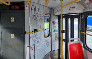 Graffity v pražských tramvajích. Foto: DPP