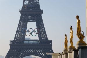Olympijské kruhy na Eiffelově věži v Paříži. Zdroj: Ville de Paris