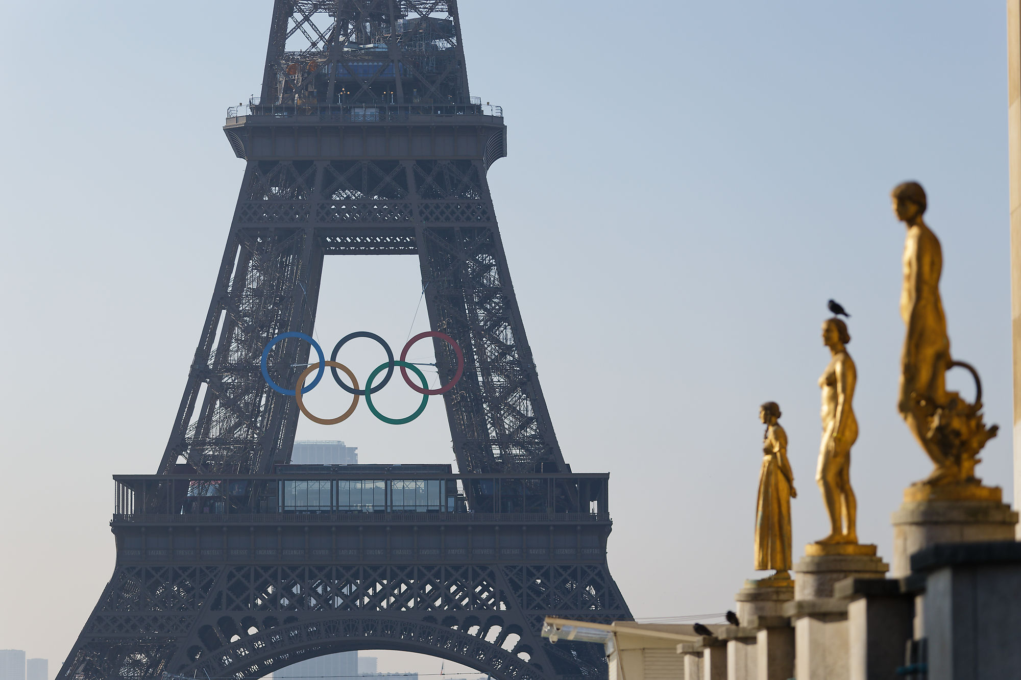 Olympijské kruhy na Eiffelově věži v Paříži. Zdroj: Ville de Paris
