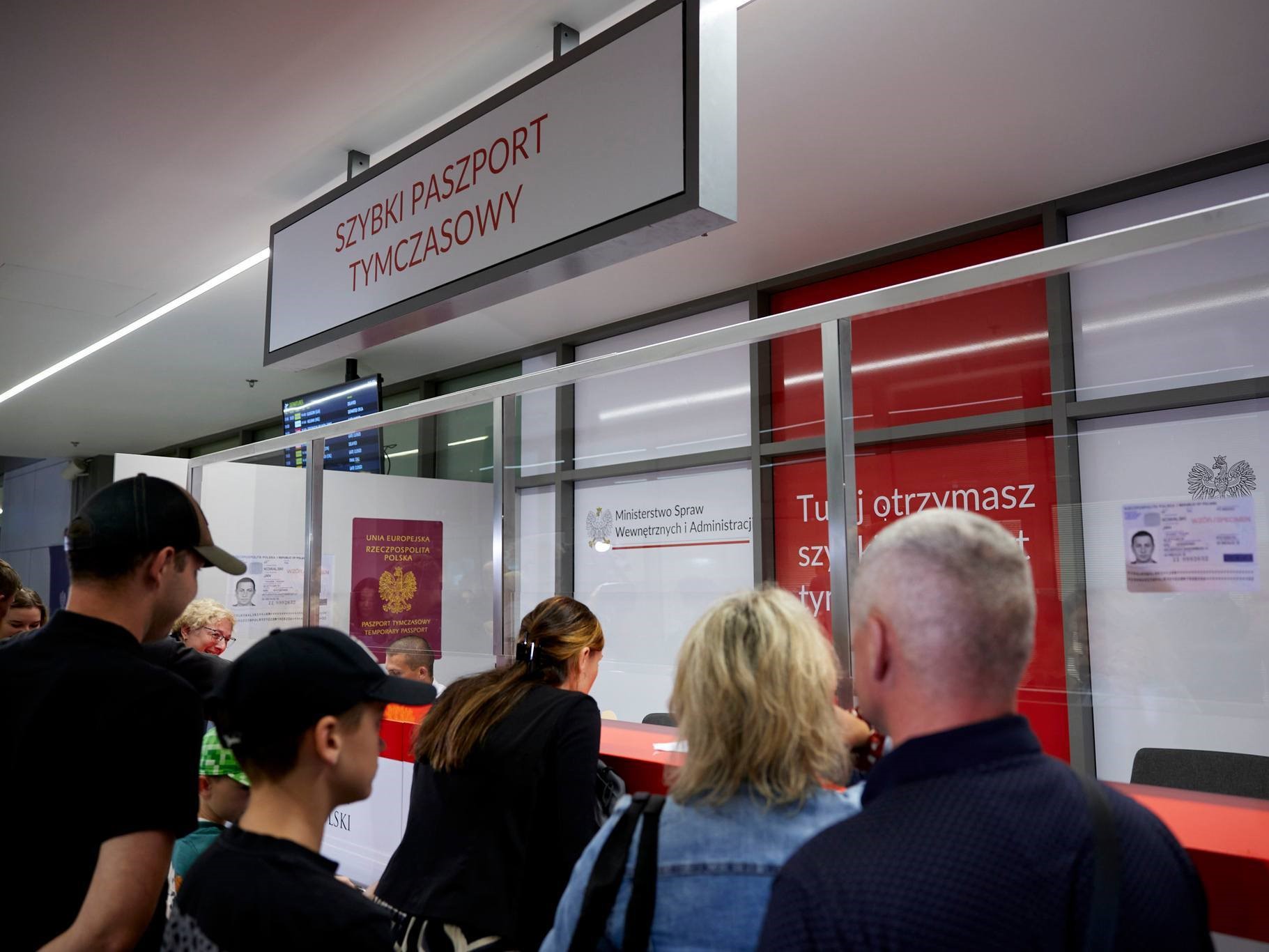 Nově otevřené místo k vydávání dočasných pasů na krakovském letišti. Zdroj: Małopolski Urząd Wojewódzki