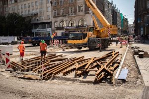 Připravená kolejová křížení na odbočku tramvajové trati na Václavském náměstí.  Foto: PID