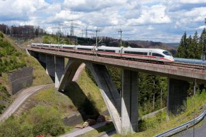 Jednotka ICE 3 na vysokorychlostní trati Mnichov - Berlín na mostě Grubental. Foto: Deutsche Bahn AG / Frank Barteld