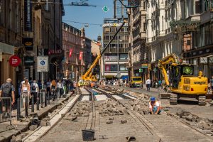 Zákryt rekonstruované tratě ve Vodičkově ulici žulovými kostkami. Foto: PID