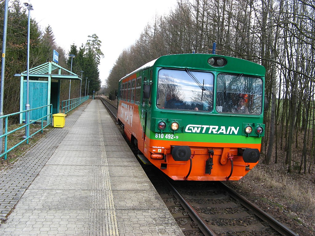 Zastávka Hradce na trati 194 z Budějovic na Černý Kříž. Autor: Martin Vrut – Vlastní dílo, CC BY 3.0, https://commons.wikimedia.org/w/index.php?curid=67828583