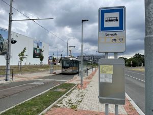 Autobusová a tramvajová zastávka Univerzita v Plzni. Autor: Zdopravy.cz/Jan Šindelář