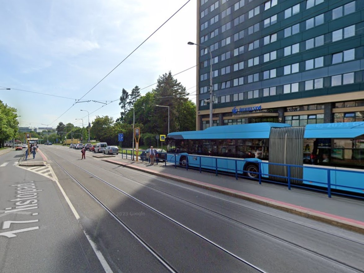 Tramvajová zastávka Fakultní nemocnice v Ostravě. Zdroj: Google Street View