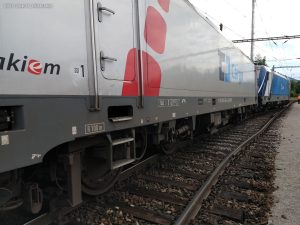 Vykolejená lokomotiva ve stanici Děčín východ. Foto: SŽ