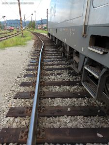 Vykolejená lokomotiva ve stanici Děčín východ. Foto: SŽ