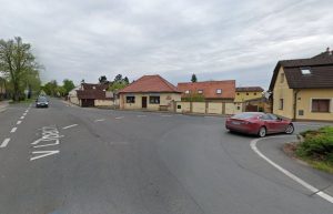 Křižovatka ulic V Lipách a K Běchovicím v Praze - Kolodějích. Foto: Google Street View