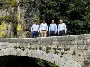 Hejtmani a starostové na Podsemínském mostě. Foto: Liberecký kraj