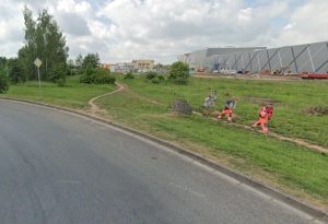 Nová spojka v obchodní zóně Hradubická v Hradci Králové se napojí do kruhového objezdu u Decathlonu. Foto: Google Street View