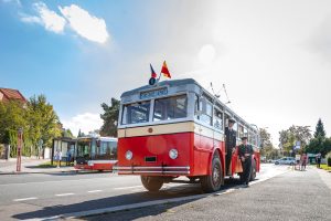 Historický trolejbus Praga TOT v roce 2022 v zastávce U Matěje jako součást speciální akce DPP k připomenutí trolejbusové dopravy v Praze. Foto: Pražská integrovaná doprava