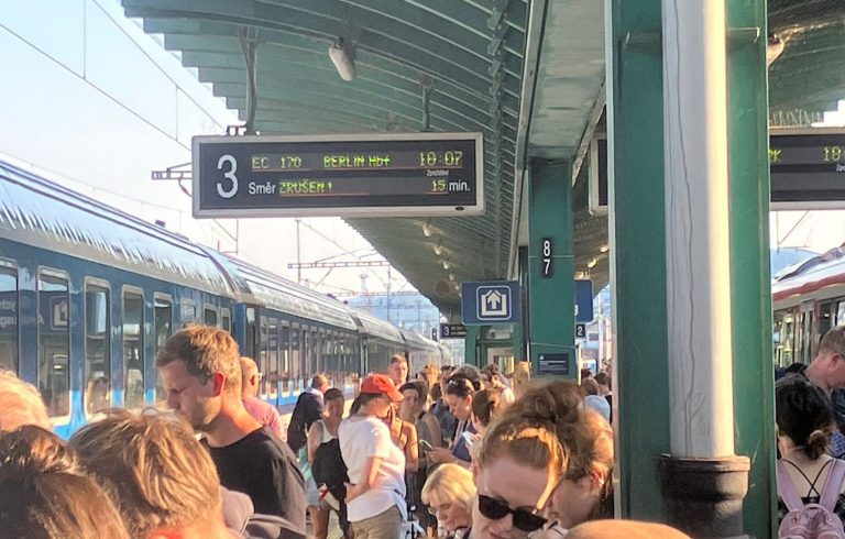 Zrušený vlak EC Berliner v Děčíně. Foto: čtenář Zdopravy.cz