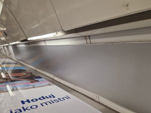 Nový reklamní formát v eskalátorovém tunelu stanice metra Anděl. Foto: Zdopravy.cz / Jan Nevyhoštěný