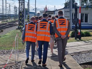 Klíčoví muži české železnice jdou na ukázku fungování ETCS na okruhu ve Velimi. Foto: Zdopravy.cz / Jan Nevyhoštěný