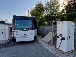 Dobíjecí stanice nové flotily elektrobusů v kladenské MHD. Foto: Zdopravy.cz / Jan Nevyhoštěný