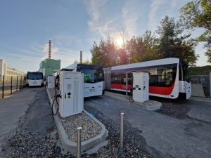 Dobíjecí stanice nové flotily elektrobusů v kladenské MHD. Foto: Zdopravy.cz / Jan Nevyhoštěný