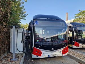 Dobíjecí stanice nové flotily elektrobusů v kladenské MHD. Foto: Zdopravy.cz / Jan Nevyhoštěný