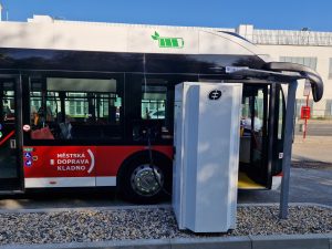 Dobíjecí stanice nové flotily elektrobusů v kladenské MHD. Foto: Zdopravy.cz / Jan Nevyhoštěný