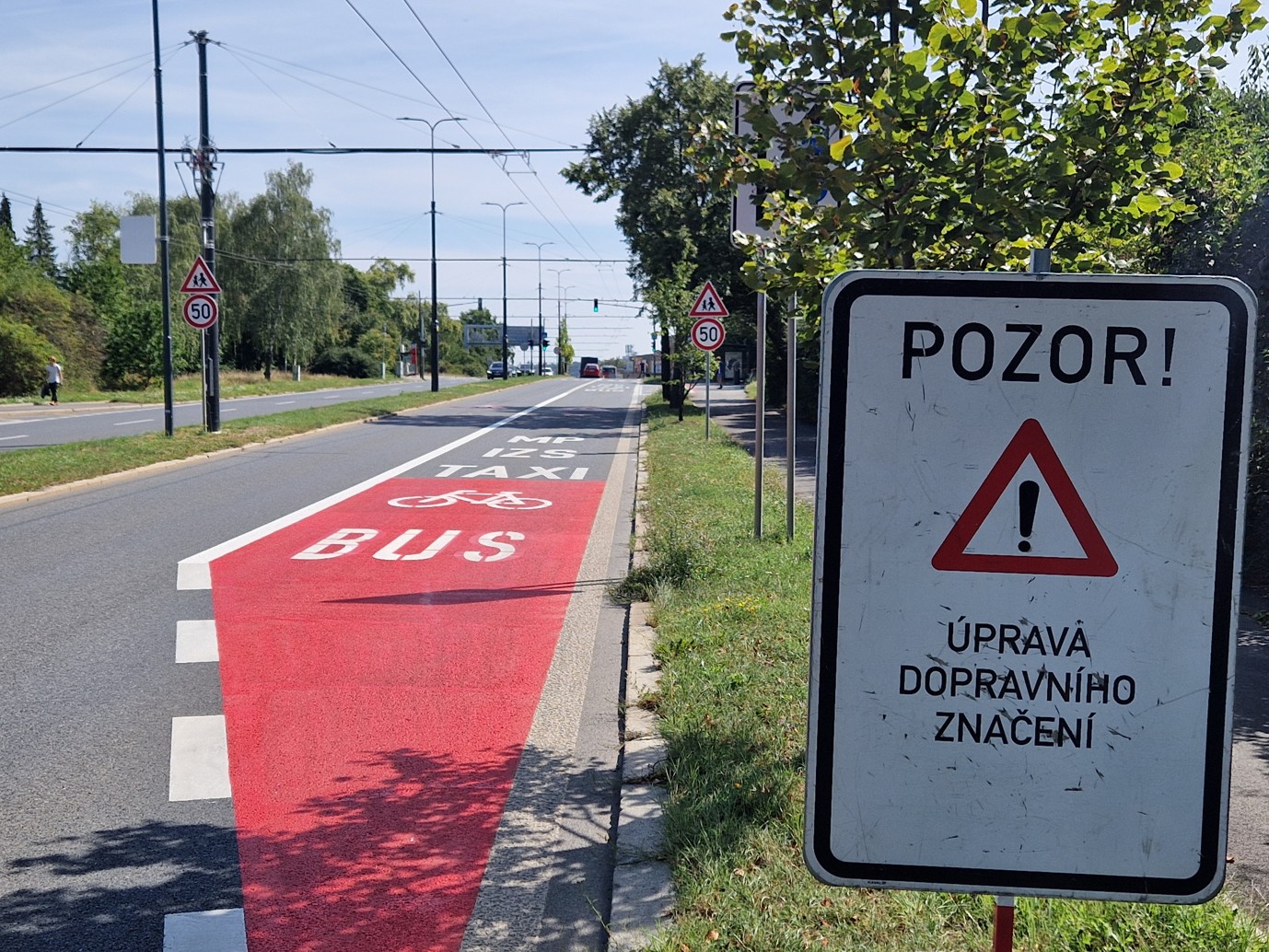 Červeně zvýrazněný začátek buspruhu na Evropské. Foto: Zdopravy.cz / Jan Nevyhoštěný