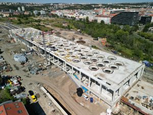 Poslední betonáž střechy nádraží Praha-Bubny. Foto: Metrostav
