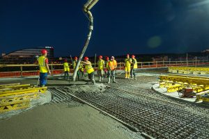 Poslední betonáž střechy nádraží Praha-Bubny. Foto: Metrostav