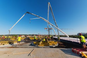 Poslední betonáž střechy nádraží Praha-Bubny. Foto: Metrostav