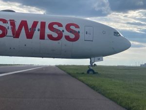 Boeing 777 letecké společnosti SWISS po vyjetí z dráhy v Astaně. Zdroj: Facebook.com