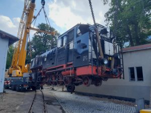 Přeprava parní lokomotivy po srážce s nákladním autem. Foto: Poškozená parní lokomotiva po srážce na přejezdu s nákladním autem. Foto: Weisseritztalbahn