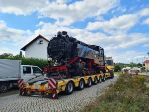 Přeprava parní lokomotivy po srážce s nákladním autem. Foto: Poškozená parní lokomotiva po srážce na přejezdu s nákladním autem. Foto: Weisseritztalbahn