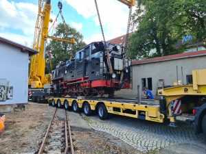 Přeprava parní lokomotivy po srážce s nákladním autem. Foto: Poškozená parní lokomotiva po srážce na přejezdu s nákladním autem. Foto: Weisseritztalbahn