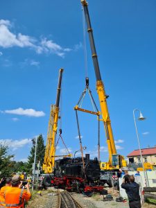 Přeprava parní lokomotivy po srážce s nákladním autem. Foto: Poškozená parní lokomotiva po srážce na přejezdu s nákladním autem. Foto: Weisseritztalbahn