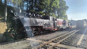 Poškozená parní lokomotiva po srážce na přejezdu s nákladním autem. Foto: Weisseritztalbahn