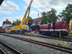 Přeprava parní lokomotivy po srážce s nákladním autem. Foto: Poškozená parní lokomotiva po srážce na přejezdu s nákladním autem. Foto: Weisseritztalbahn