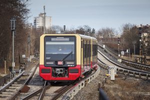 Vlak S-Bahn řady BR 484 u stanice Neukölln. Foto: Pierre Adenis / Deutsche Bahn