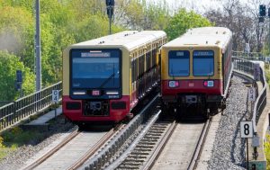 Vlaky řad 484 a 485 u stanice Neukölln. Foto: Pierre Adenis / Deutsche Bahn