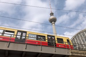 Vlak řady 481 na Alexanderplatz. Foto: Pierre Adenis / Deutsche Bahn