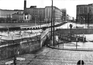 S-Bahn v roce 1965 u Berlínské zdi, stanice Postdamplatz. Foto: Deutsche Bahn