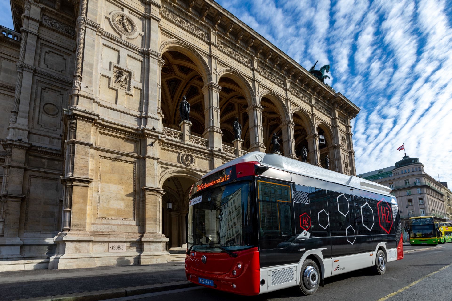 Testování vodíkového busu Rampini před vídeňskou operou. Foto: Wiener Linien/Robert Peres