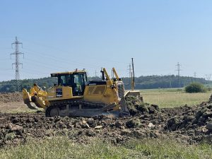 Buldozer provádí skrývku ornice pro silnici, ilustrační foto. Autor: Zdopravy.cz/Jan Šindelář