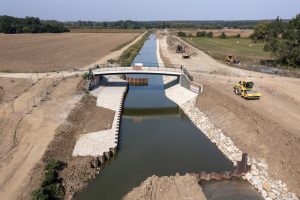 Upravená Radějovka s novým hospodářským mostem. Pramen: ŘVC