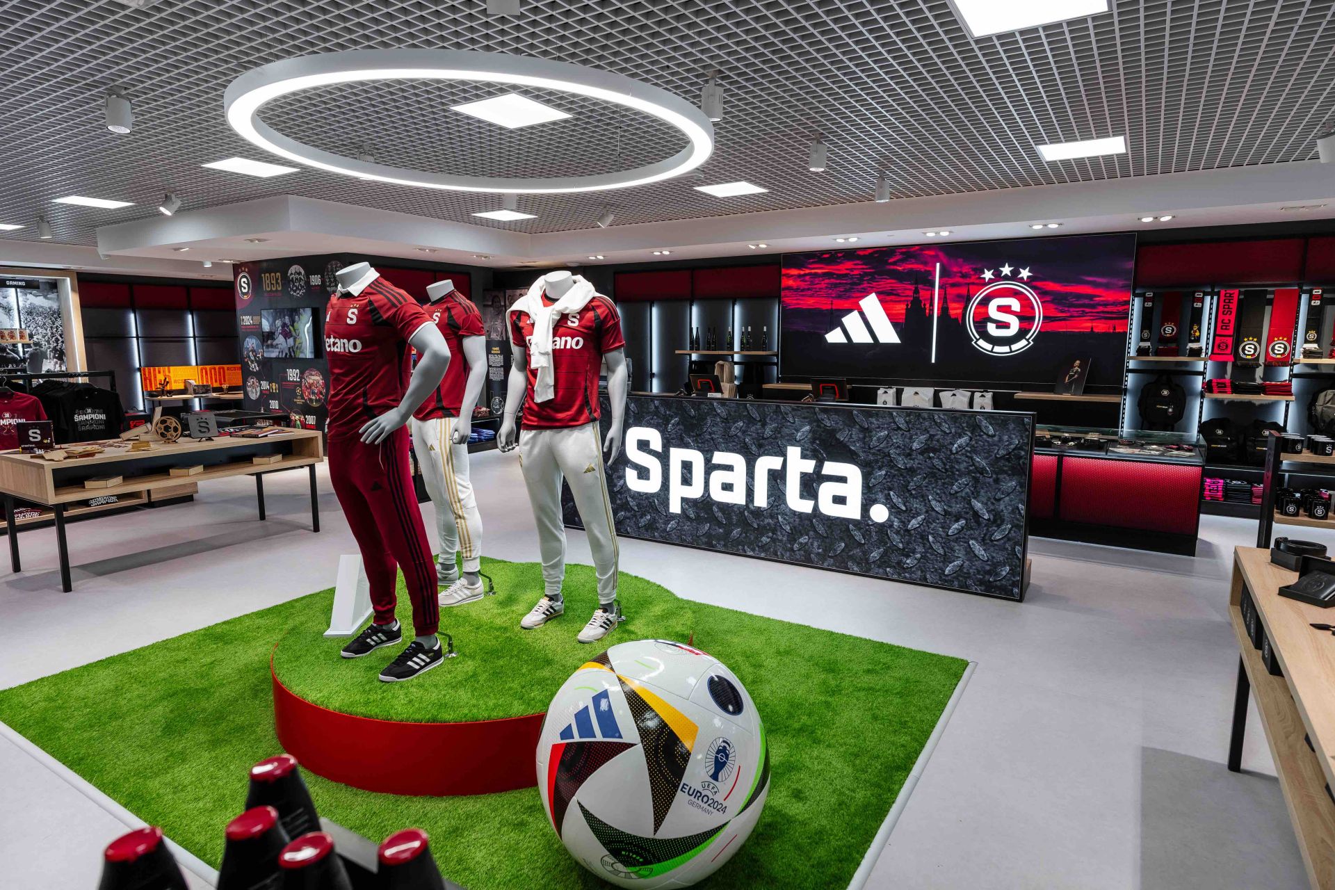 Fanshop Sparty na ruzyňském letišti. Pramen: Sparta Praha