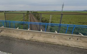 Auta ze zrušeného přejezdu pojedou po nové silnici k nadjezdu přes koridor na silnici II/247. Foto: Google Street View