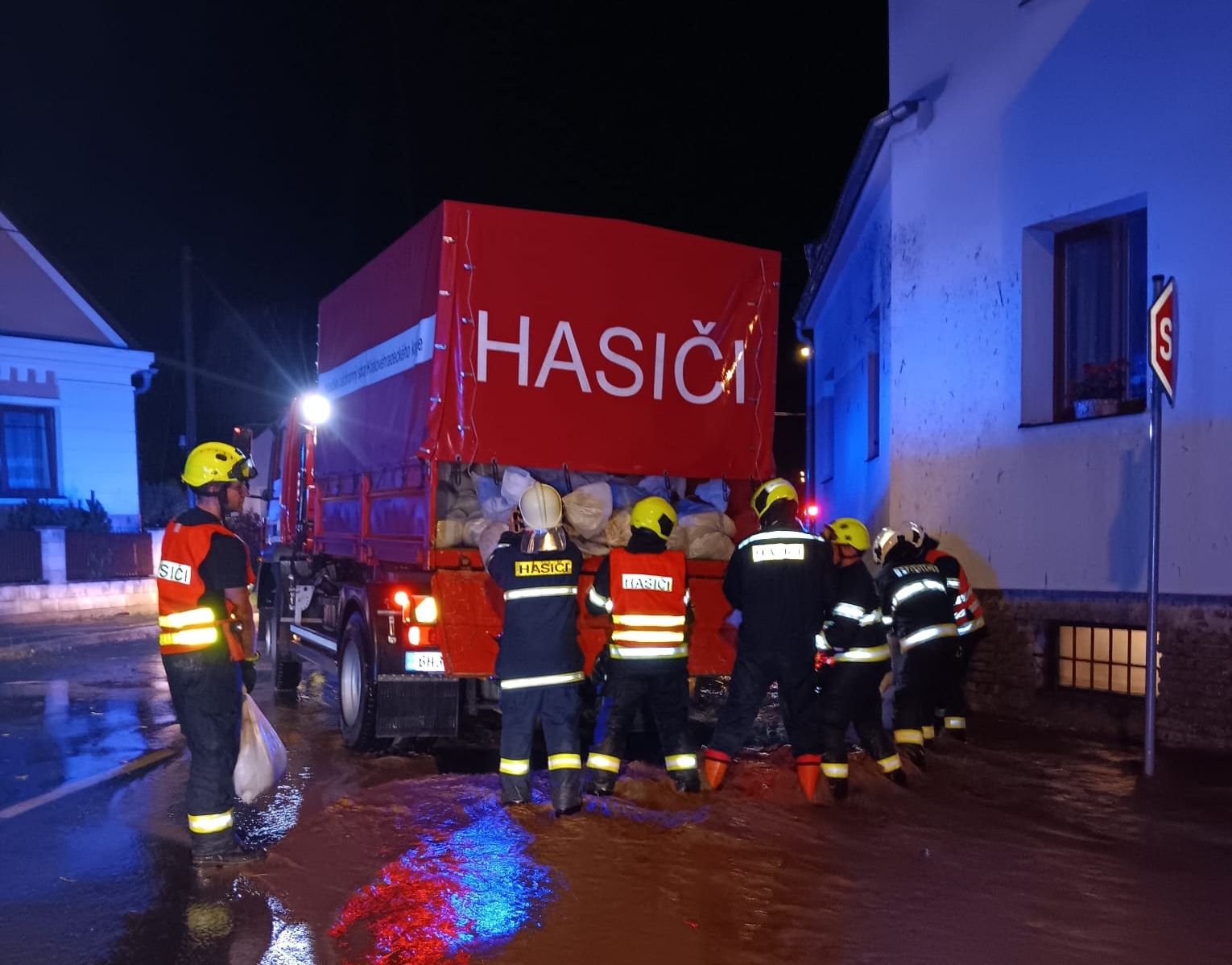 Letošní záplavy v Plotišti. Foto: Hasiči Královéhradeckého kraje