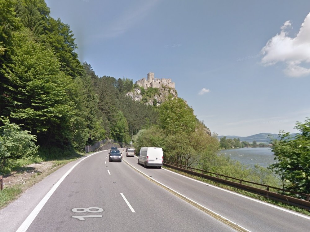 Slovenská silnice I/18 pod hradem Strečno. Zdroj: Google Street View