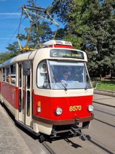 Pražské tramvaje a různé typy transparentů se zastávkami. Foto: Zdopravy.cz