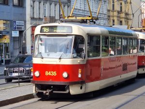 Pražské tramvaje a různé typy transparentů se zastávkami. Foto: Zdopravy.cz