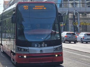 Pražské tramvaje a různé typy transparentů se zastávkami. Foto: Zdopravy.cz