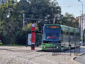 Pražské tramvaje a různé typy transparentů se zastávkami. Foto: Zdopravy.cz