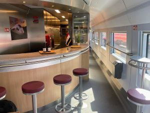 Interiér bistro vozu jednotky Siemens Velaro pro egyptské dráhy. Foto: Jan Sůra / Zdopravy.cz